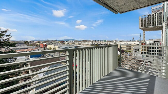 Foto del edificio - West-facing Modern Apartment w/ Sweeping View of SF, Golden Gate & Mt Tam