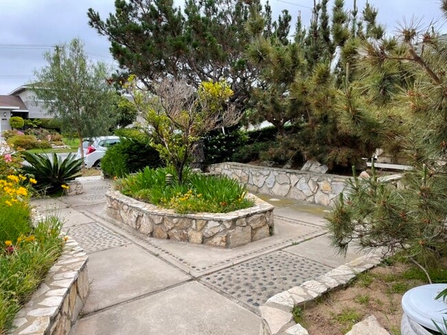 Building Photo - 22913 Juniper Ave