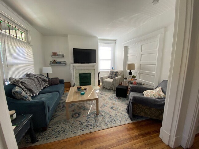 Building Photo - PRE LEASE FOR AUGUST 2025 Amazing 5 Bed/ 2...