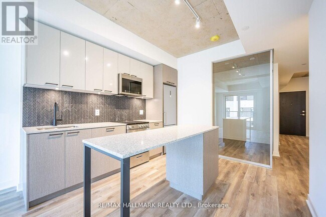 Photo du bâtiment - 1808-1808 St Clair Ave W