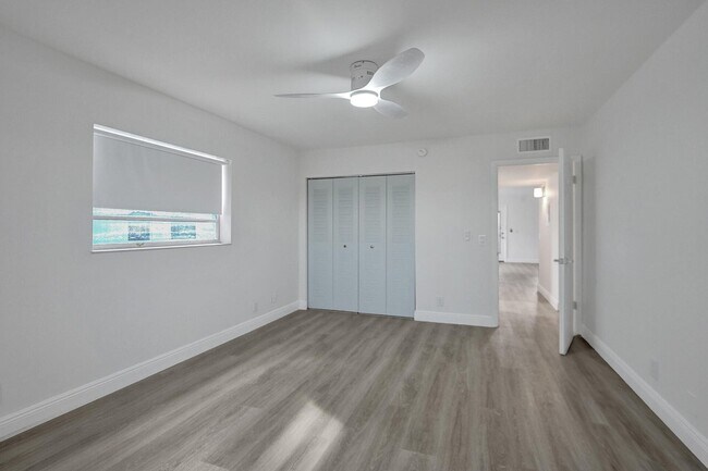 Building Photo - 710 Burgundy L