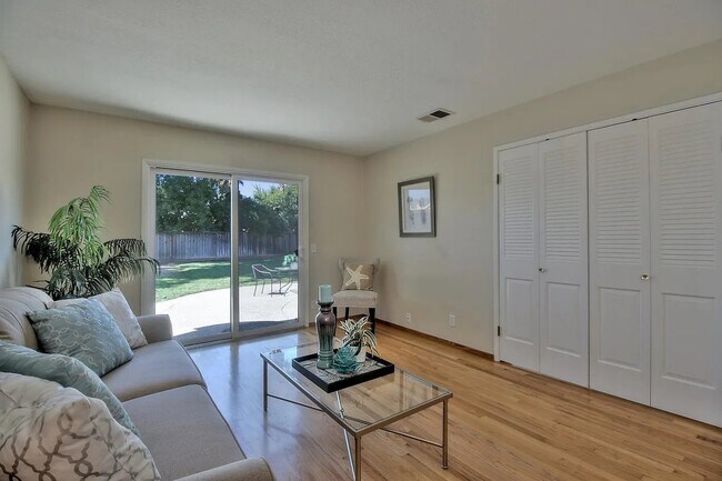 Foto del edificio - 4131 Briarglen Dr