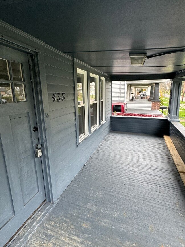 Building Photo - 4 Bed/1.5 Bath with Detached Garage!