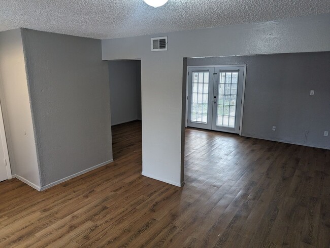 Foto del edificio - 2405 Doreen St