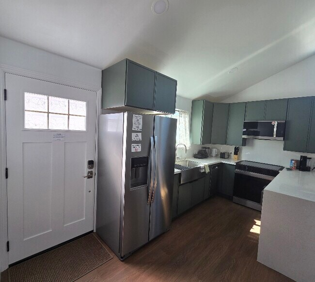 Foto del edificio - 6611 Winnetka Ave