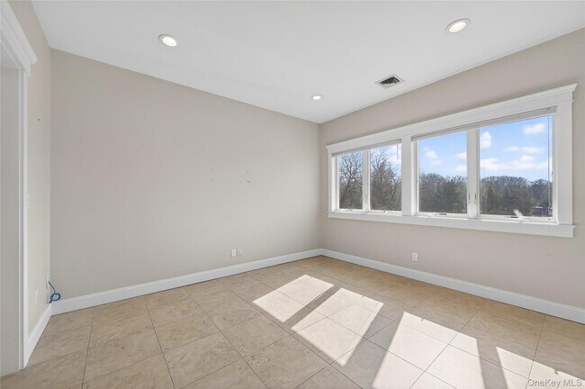 Foto del edificio - 24 Bayville Ave