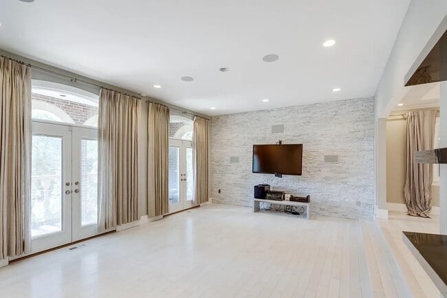 Foto del edificio - 4611 Charleston Terrace NW