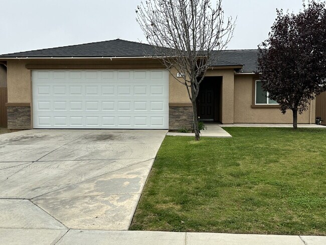 Foto del edificio - A Perfect Blend of Space & Convenience in This 3-Bedroom Charmer