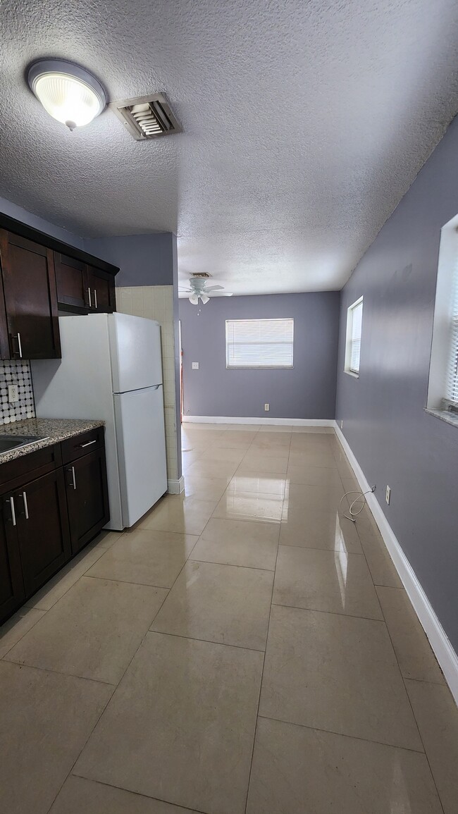 Foto del edificio - 2221 NW 4th Ct