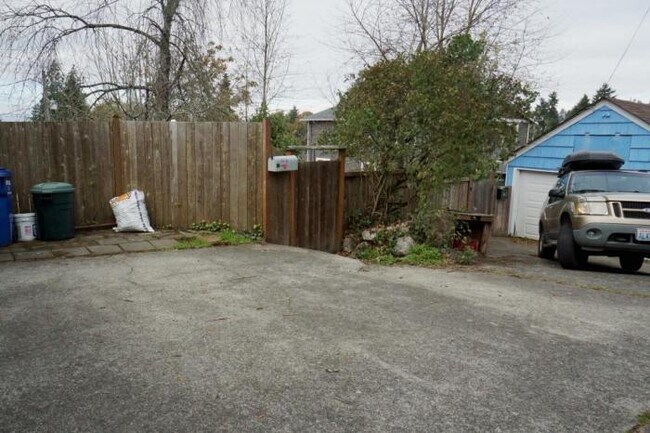 Building Photo - 3 bedroom in Seattle WA 98136