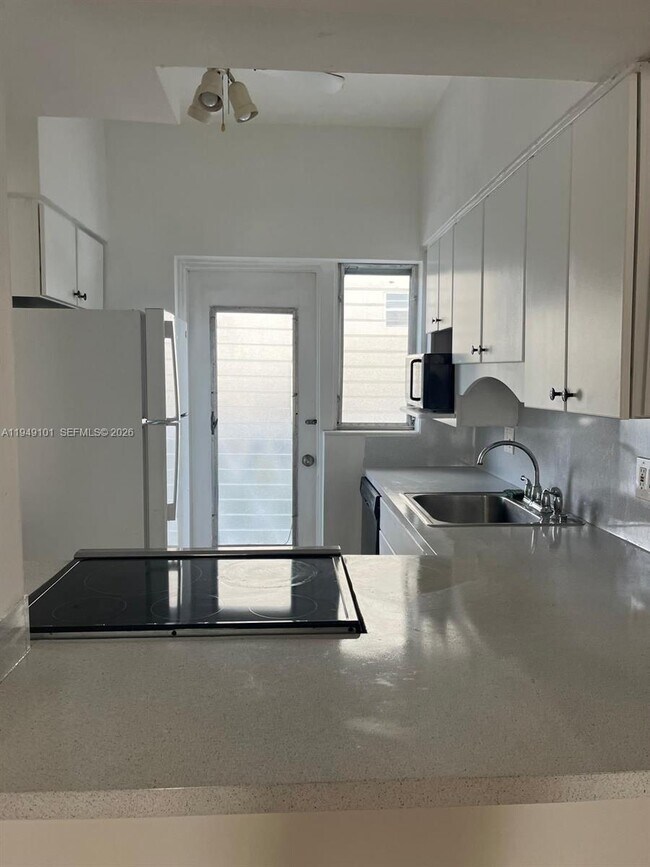 Foto del edificio - 10250 W Bay Harbor Dr