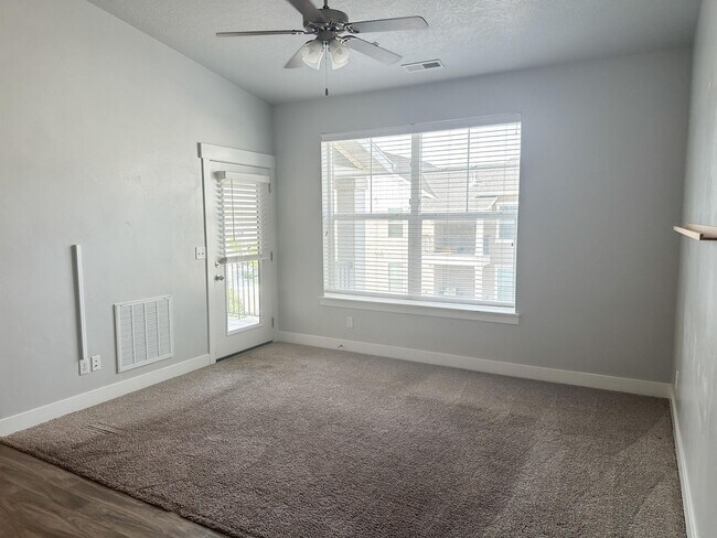 Foto del edificio - Newer Vineyard Condo for Rent! Next to Utah Valley University!!