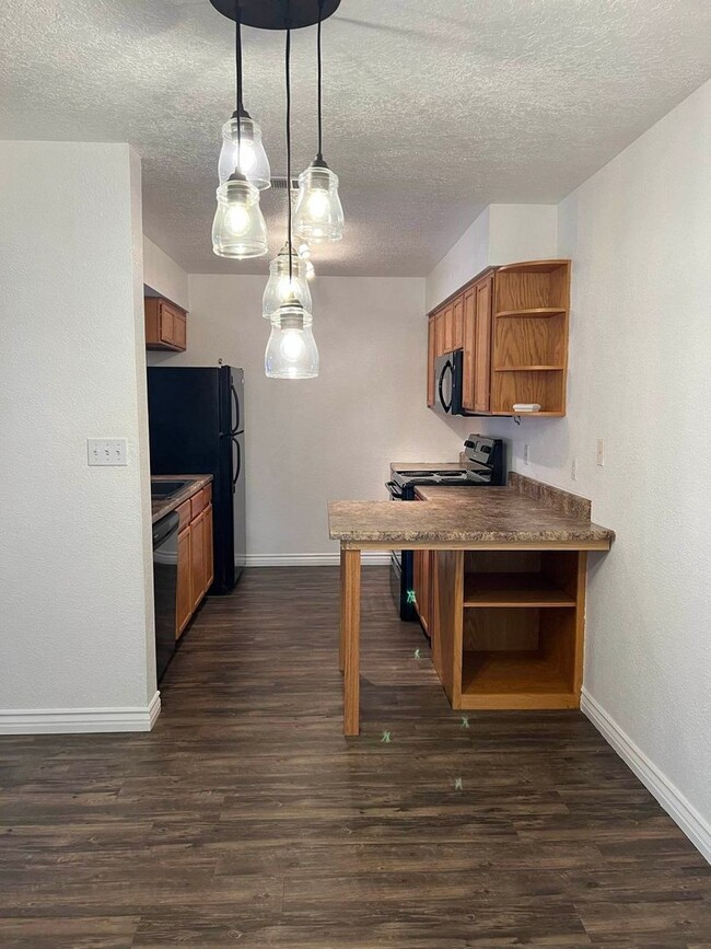 Building Photo - 2 bed 2 bath Townhome with Garage Coming S...