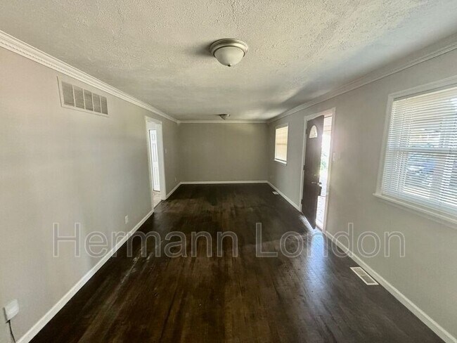 Building Photo - 1860 Swallow Ln