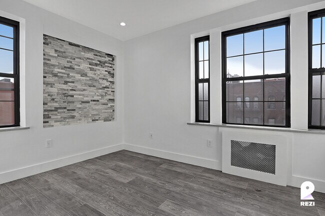 Foto del edificio - 65 Seaman Ave