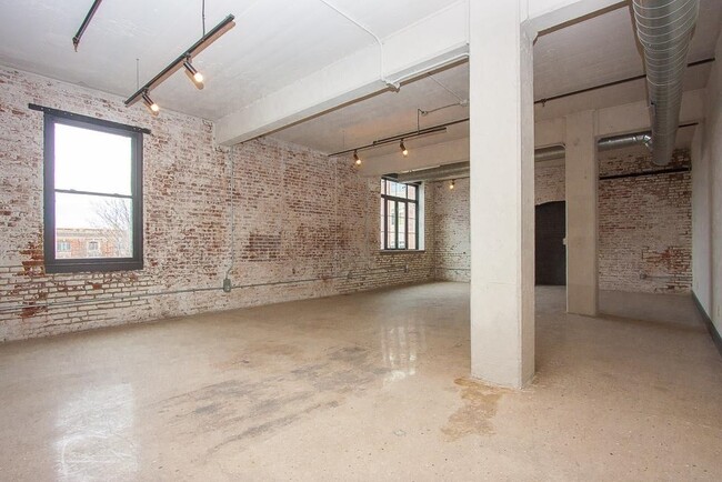 Building Photo - 190 Christopher Columbus Dr