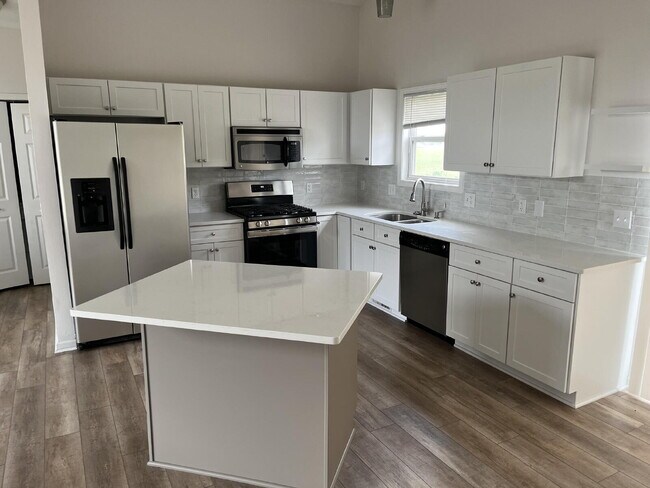Building Photo - Spacious 4-Bedroom, 3-Bathroom House in Ca...
