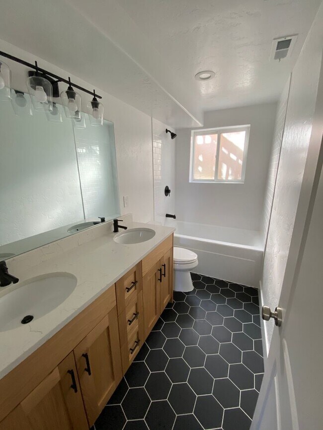 Building Photo - Orem Duplex - Downstairs