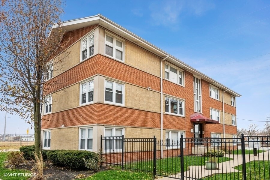 301 Bluff Ave Unit 2W, La Grange, IL 60525 Condo for Rent in La