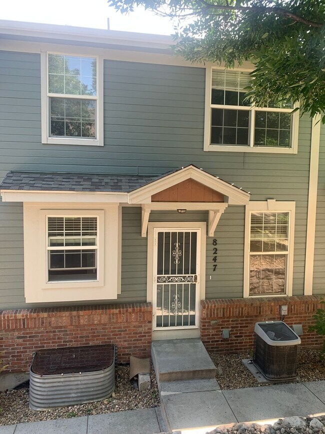 Building Photo - 2 Bedroom 2.5 Bathroom Townhome Close to O...
