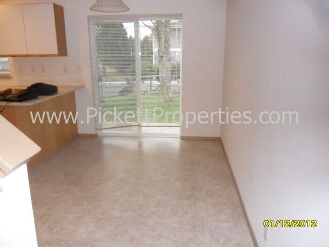 Building Photo - 3 Bedroom Townhome in East Bremerton