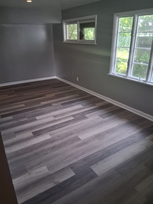 Building Photo - Great 4 bed 1.5 bath close to everything &...