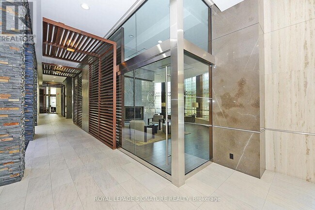 Photo du bâtiment - 330 Burnhamthorpe Rd W