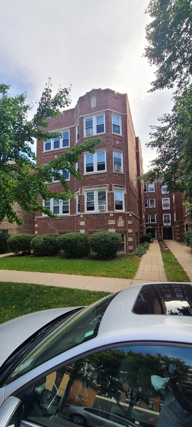 Foto del edificio - 8021 Keating Ave