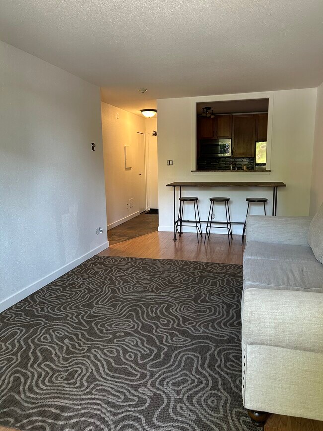 Spacious living room - 4678 Elk Lake Dr