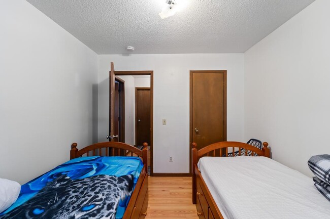 Building Photo - 323 Scandia Ave