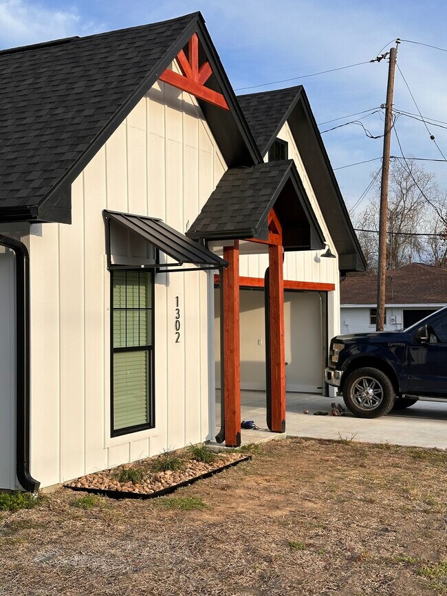 Building Photo - 1302 Bowlin Ave