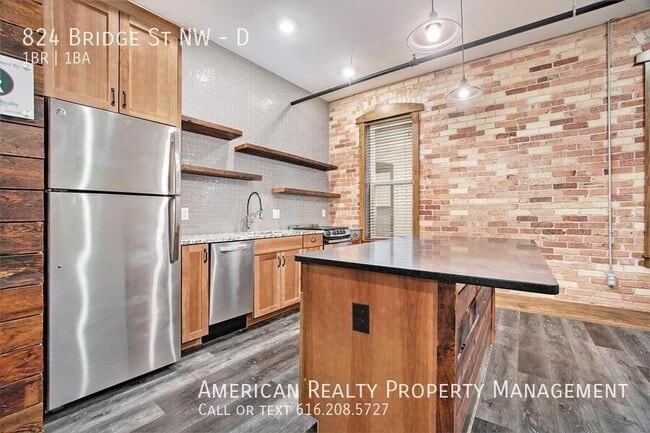 Foto del edificio - 824 Bridge St NW