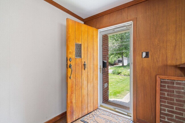 Building Photo - 5 Bed / 2 Bath Tudor Revival in Central Co...