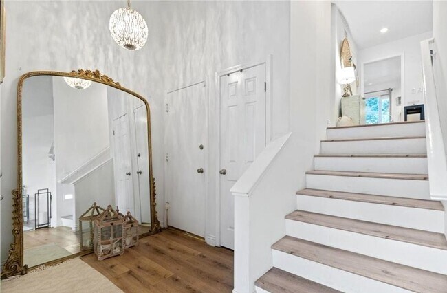 Building Photo - Updated 2 bedroom townhome in Manhattan Vi...