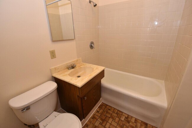Bathroom - 2919 Geneva St