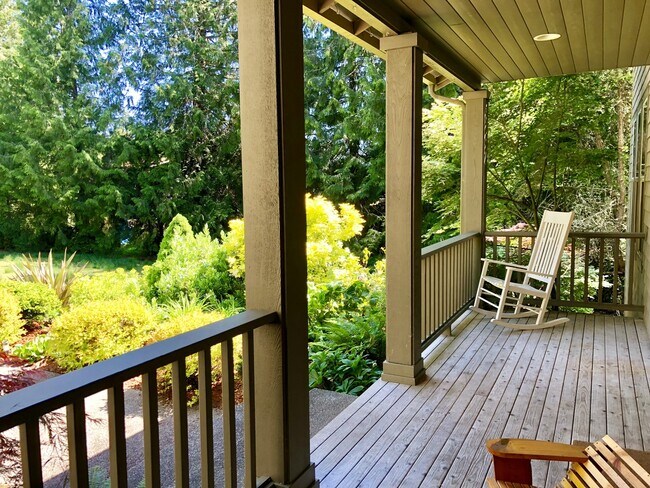 Foto del edificio - Gorgeous Bainbridge Estate available now.....