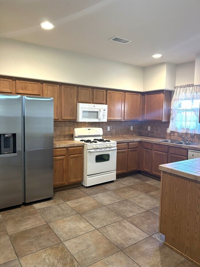 Foto del edificio - 1 MO. FREE RENT WITH 2 YR. LEASE!  Bright Tierra Contenta Retreat