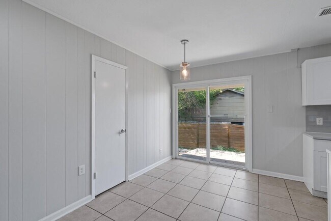 Building Photo - 1407 Avebury Cir