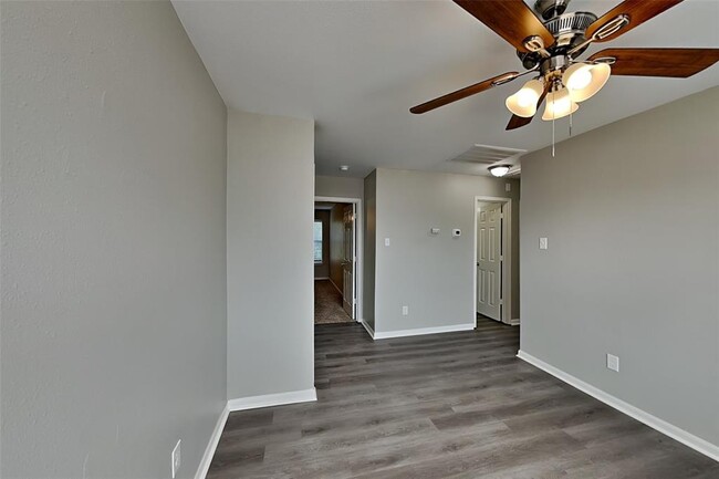 Building Photo - 7419 River Pines Dr