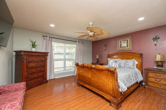 Foto del edificio - 8102 Tall Firs Ln