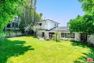 Building Photo - 1622 Sunset Plaza Dr