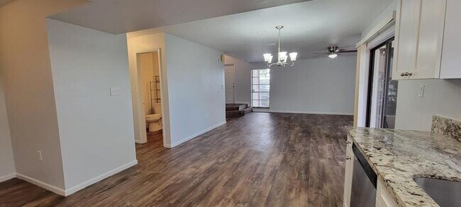 Building Photo - Spacious 3BD/2.5BA Townhouse in Golden Gate!