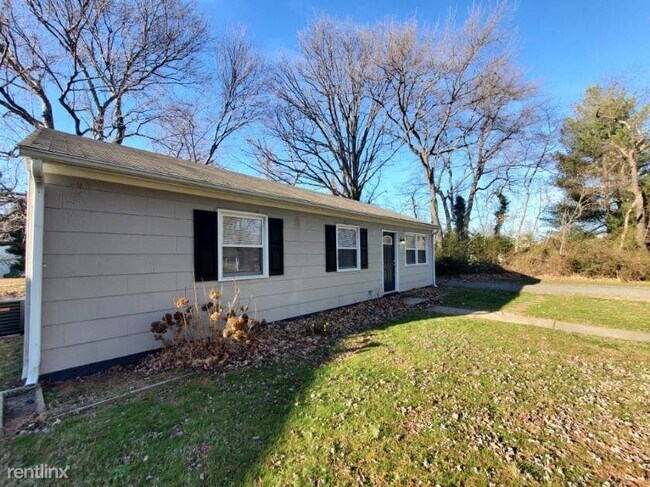 Foto del edificio - 3 br, 1 bath House - 2400 Apollo Rd