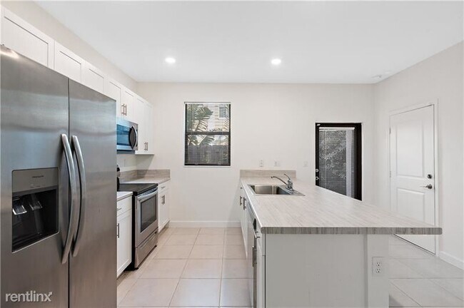 Foto del edificio - 3 br, 2.5 bath Townhome - 520 SW 19th Ter