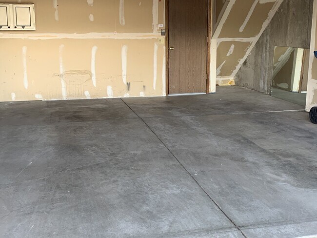Foto del edificio - 2 Bdrm/2Bath with 2 Car Garage