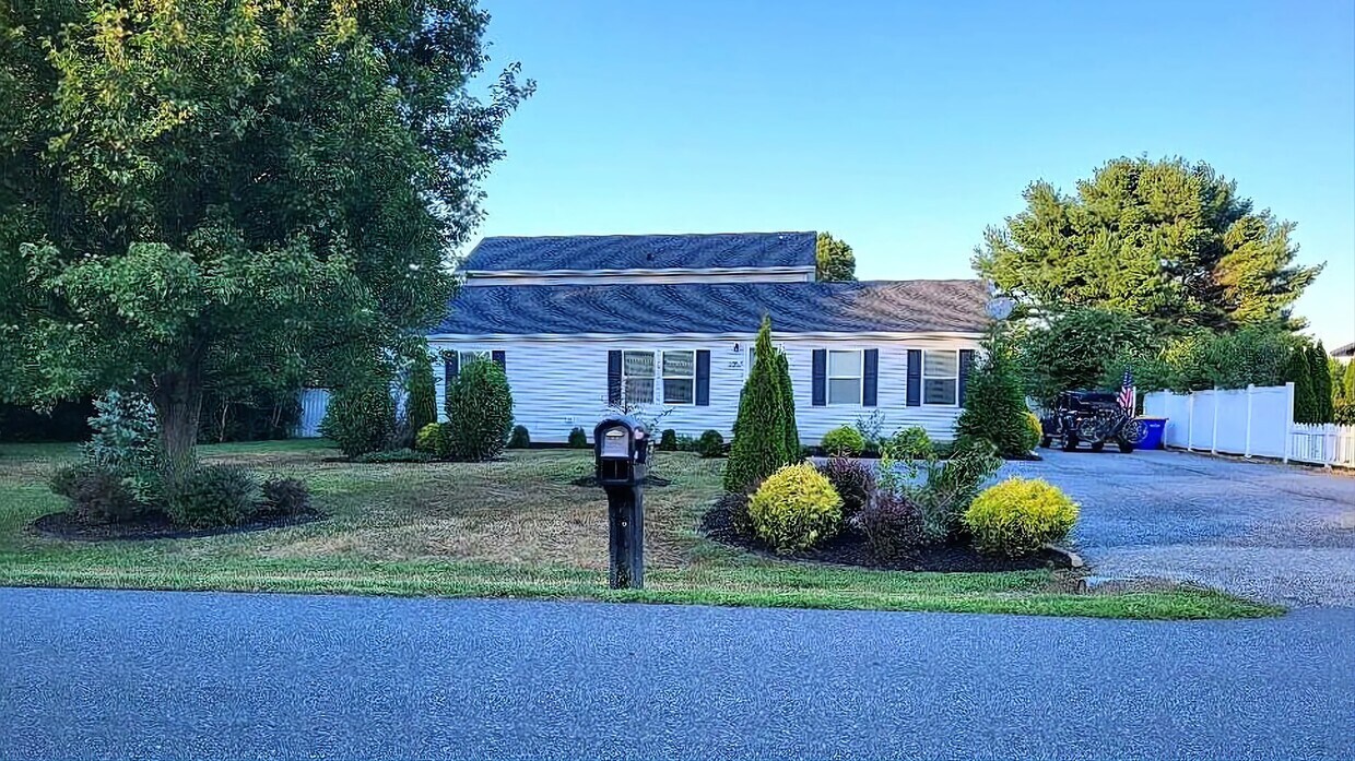 Front - 20911 Pickwicke Rd