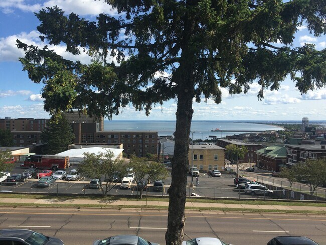 Vista del lago - 205 E 3rd St