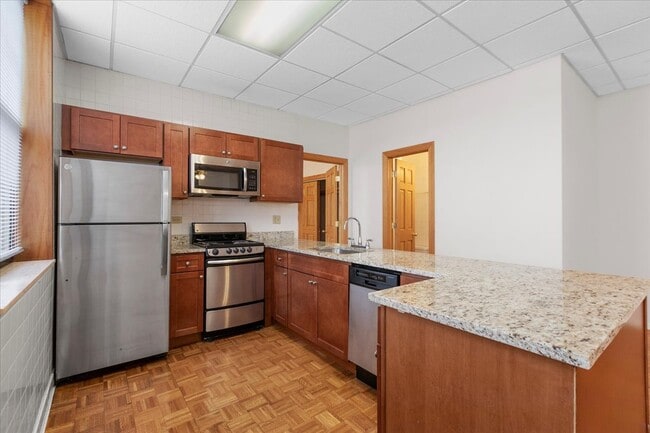 Foto del edificio - 620 W Belmont Ave