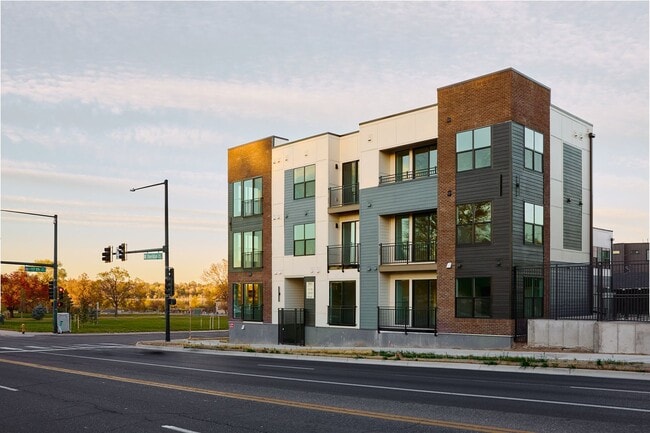 Foto del edificio - SLOANS LAKE NEW CONDO! Brand new construct...