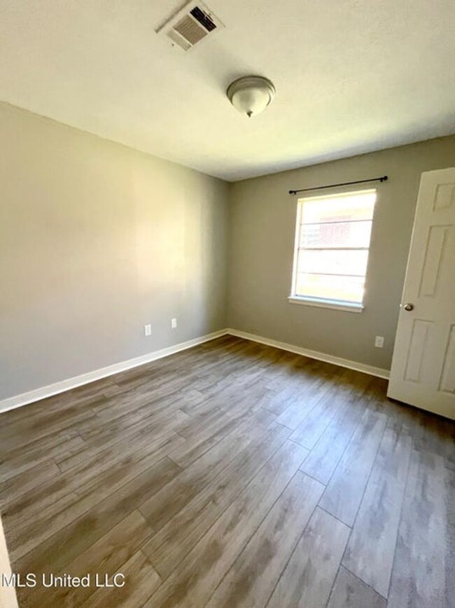 Building Photo - Move In Ready 3br/1Ba